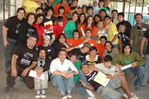 El intendente Cornejo con jóvenes que participaron del campamento