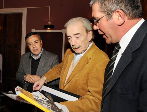 Intendente Alfredo Cornejo, el poeta Juan Gelman y el presidente del HCD Federico Chiapetta