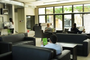 Sala de lectura climatizada con iluminación natural