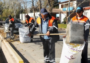 Operarios municipales realizan intensos trabajos de limpieza por los barrios del departamento