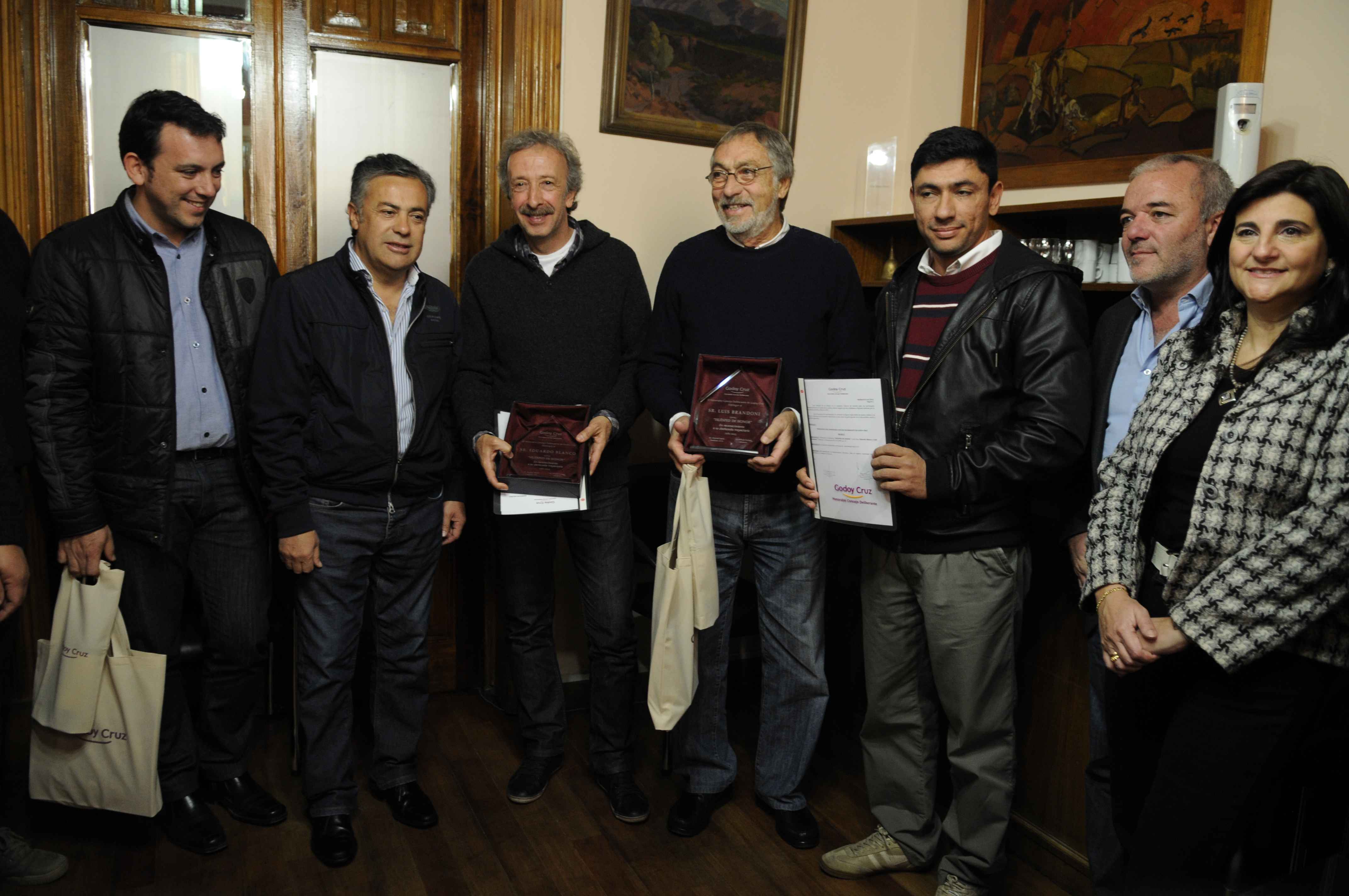 Los homenajeados junto a las autoridades municipales