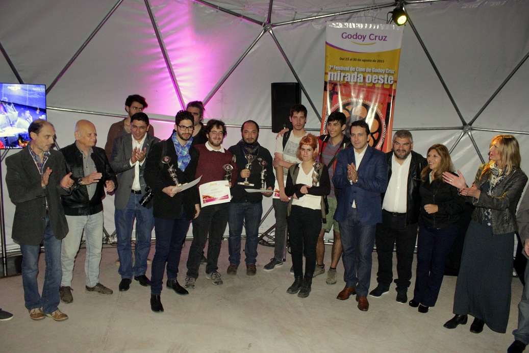 Los ganadores del Festival MO 2015 junto a autoridades municipales y referentes del cine