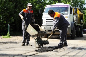 Operarios municipales poniendo a punto la Ciclovía y otros sectores del departamento afectados por las lluvias _DSC0195