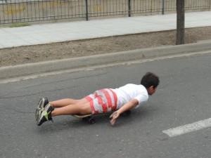 La patineta fue utilizada por alguno de los chicos.