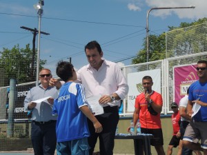 Tadeo García Zalazar premia a uno de los chicos que participó del triatlón.
