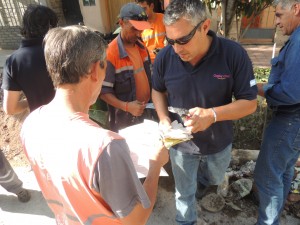Carlos D`Angelo, le entrega los materiales a los obreros.