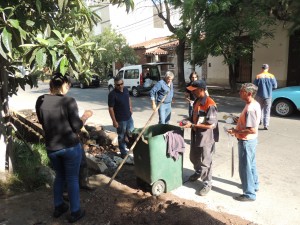 En plena tarea. Los obreros limpian las distintas zonas de Godoy Cruz.