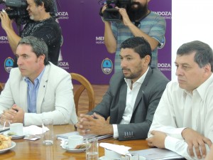 César Cattaneo escucha atentamente al gobernador Alfredo Cornejo.