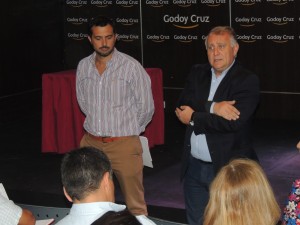 Diego Coronel y Ricardo Tribiño le explican a los asistentes las obras que se están desarrollando en el departamento.