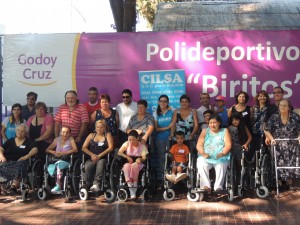 Las autoridades de Godoy Cruz junto a los beneficiados por CILSA.