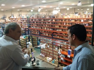 Tadeo García Zalazar junto a Federico Bohm recorren las instalaciones de la Cooperativa Farmacéutica.