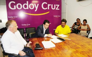 Tadeo García Zalazar y Orlando Gutiérrez firman ante la atenta mirada del secretario de Gobierno Ricardo Tribiño.