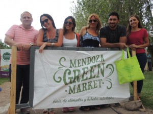 Ricardo Tribiño, César Cattaneo y Erica Pulido junto a las organizadoras del Green Market.