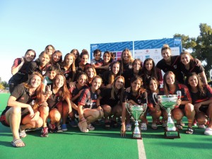 Las chicas de River Plate, con la mendocina Macarena Rodríguez, posaron con las copas.