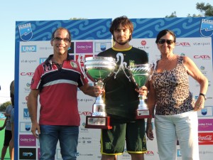 Fernando Muñoz, director de Deportes de Godoy Cruz, le entrega la copa al capitán de Vistalba.