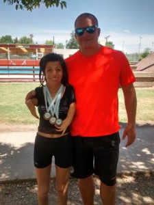 La nadadora del Biritos muestra orgullosa sus medallas de oro.