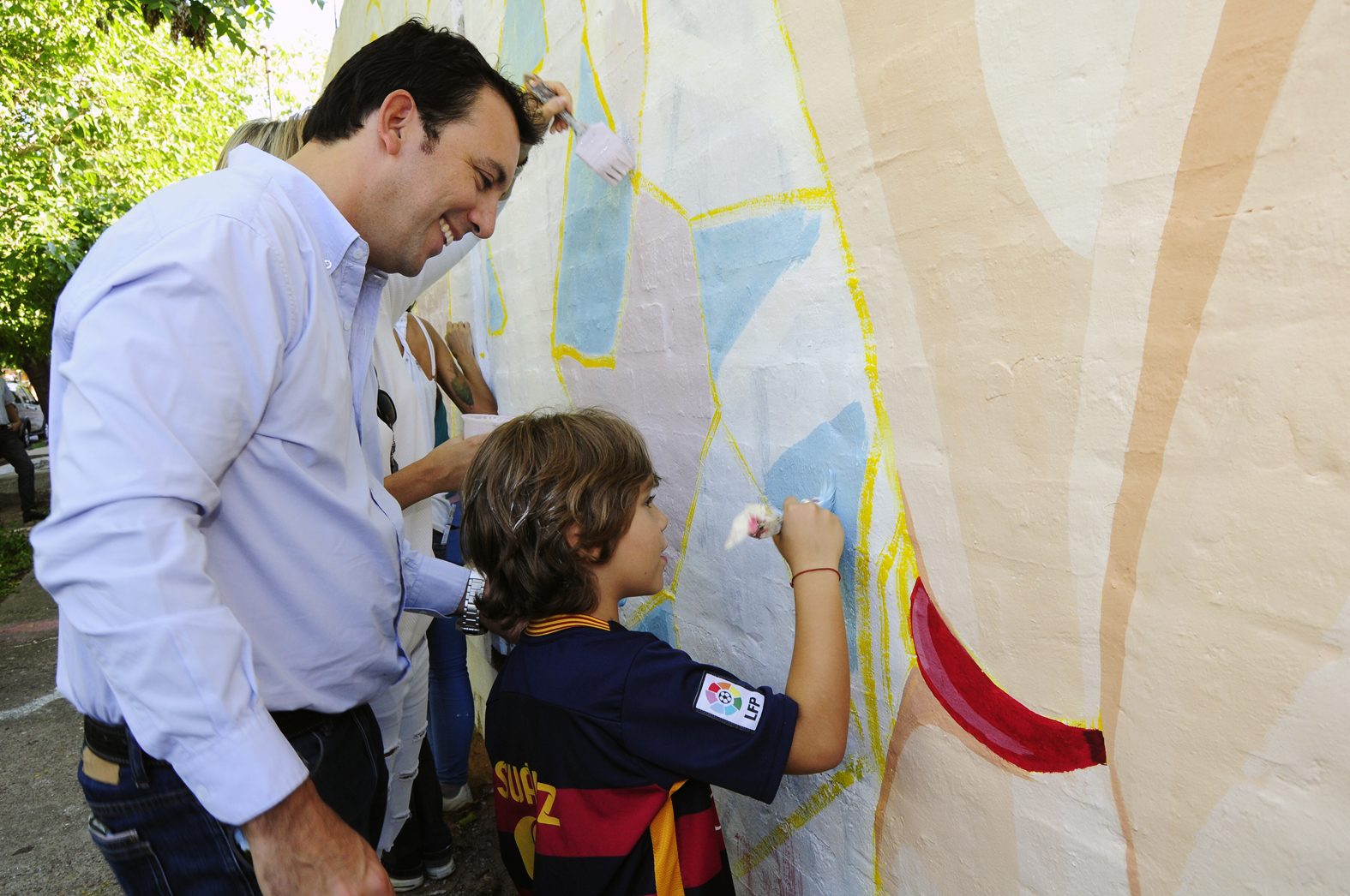 El intendente Tadeo García Zalazar también colaboró pintando el mural