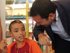 El intendente charló con los chicos que participaron del festejo.
