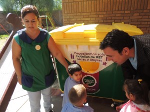 Los niños también estrenaron los contenedores para botellas descartables.