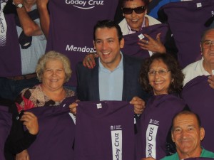 Sonrientes. Las chicas del equipo no perdieron oportunidad de sacarse fotos con el intendente.