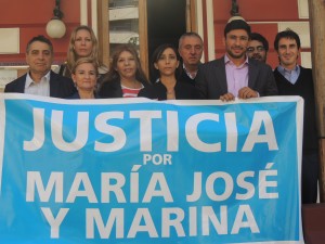 Los concejales del Frente Cambia Mendoza posan con la bandera que pide justicia por las chicas godoicruceñas.