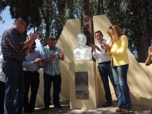 Tadeo García Zalazar junto a César Cattaneo (presidente del HCD), Diego Gareca, César Biffi y Patricia Giménez.