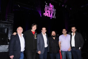 Tadeo García Zalazar, Ricardo Tribiño y Claudio Fragapane junto a alguno de los músicos, entre los que se destaca el gran baterista mendocino Gustavo Meli.