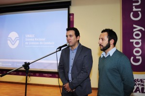 Tadeo García Zalazar y Lisandro Delgado les dan la bienvenida a los presentes en el Parque Temático Vial de Godoy Cruz.