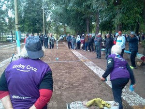 Los abuelos han encontrado un lugar de encuentro en las canchas de tejo de Godoy Cruz.
