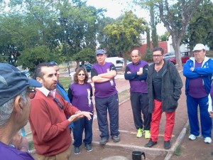 Claudio Fragapane, director de Cultura del departamento, charla con los abuelos que juegan al tejo en Godoy Cruz.