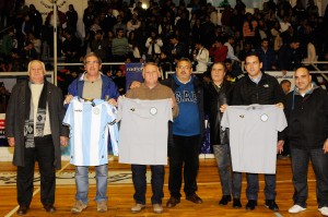 Premiados. Las autoridades municipales y provinciales recibieron una camiseta de la selección.