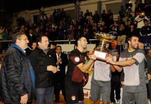 Tadeo García Zalazar premió a la selección campeona.