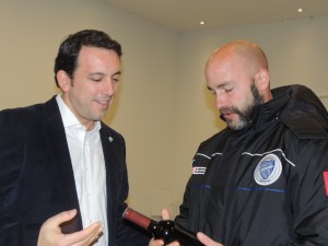 Sebastián Méndez recibió un vino Tomás Godoy Cruz de Bodega Escorihuela.