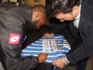 Santiago García le pone la firma a la camiseta del Expreso.