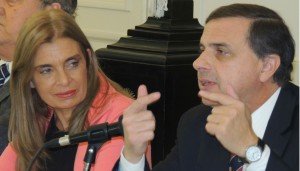Juan Fernando Brügge expone ante la atenta mirada de la vicegobernadora Laura Montero.