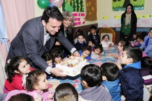 Tadeo García Zalazar y los niños del jardín celebran los 20 años de la institución.