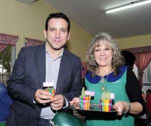 El intendente recibió un presente de manos de la directora, Miriam Staiti.