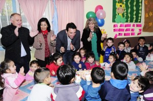 Celebración. García Zalazar, Ricardo Tribiño y Mabel Rosales Lavalle estuvieron en el jardín Chispitas de Esperanza.