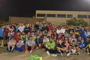 Alejandro Mancuso posó con todos los chicos de las inferiores del poli del Barrio La Gloria.