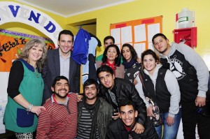 Los chicos del Consejo de la Juventud de Godoy Cruz junto a Tadeo García Zalazar, Mabel Rosales Lavalle y Miriam Staiti. El Perchero Solidario ya es parte de los jardines de infantes.