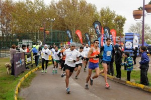 Cerca de 400 competidores le pusieron calor a la fría jornada del sábado.