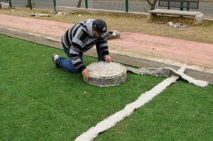 Las champas de césped sintético arrancadas serán reemplazadas.