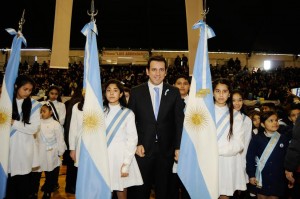 Tadeo García Zalazar junto a los chicos que realizaron la "Promesa de lealtad a la Bandera".