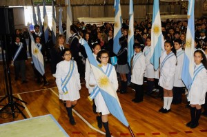 Los alumnos de las escuelas Fragata Sarmiento y Antonio Tomba presidieron la ceremonia con sus banderas.