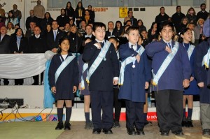 Alumnos a 4º de la escuela Fragata Sarmiento entonaron e interpretaron en lenguaje de señas el Himno Nacional Argentino.