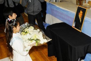 La ofrenda floral a Manuel Belgrano estuvo a cargo de los niños de la escuela Tropero Sosa.