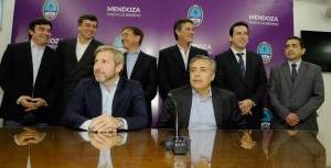 Omar Demarchi, Daniel Orozco, Rodolfo Suárez, Alejandro Bermejo, Tadeo García Zalazar y Walter Marcolini junto al gobernador, Alfredo Cornejo, y el ministro del Interior, Rogelio Frigerio.