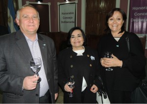 Ricardo Tribiño, secretario de Gobierno, junto a Susana Pérez y Sandra Garro.
