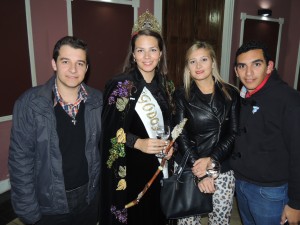 Franco Coluchi, la reina Celeste López, Carolina Meli y Agustín Albornóz.