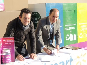 Tadeo García Zalazar junto a Juan Pablo Quiroga, de Walmart, firmaron el convenio en la sede de Godoy Cruz.